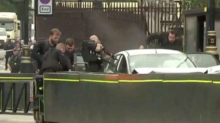 Αυτός είναι ο οδηγός του οχήματος που «καρφώθηκε» στην πύλη του βρετανικού Κοινοβουλίου (εικόνες)